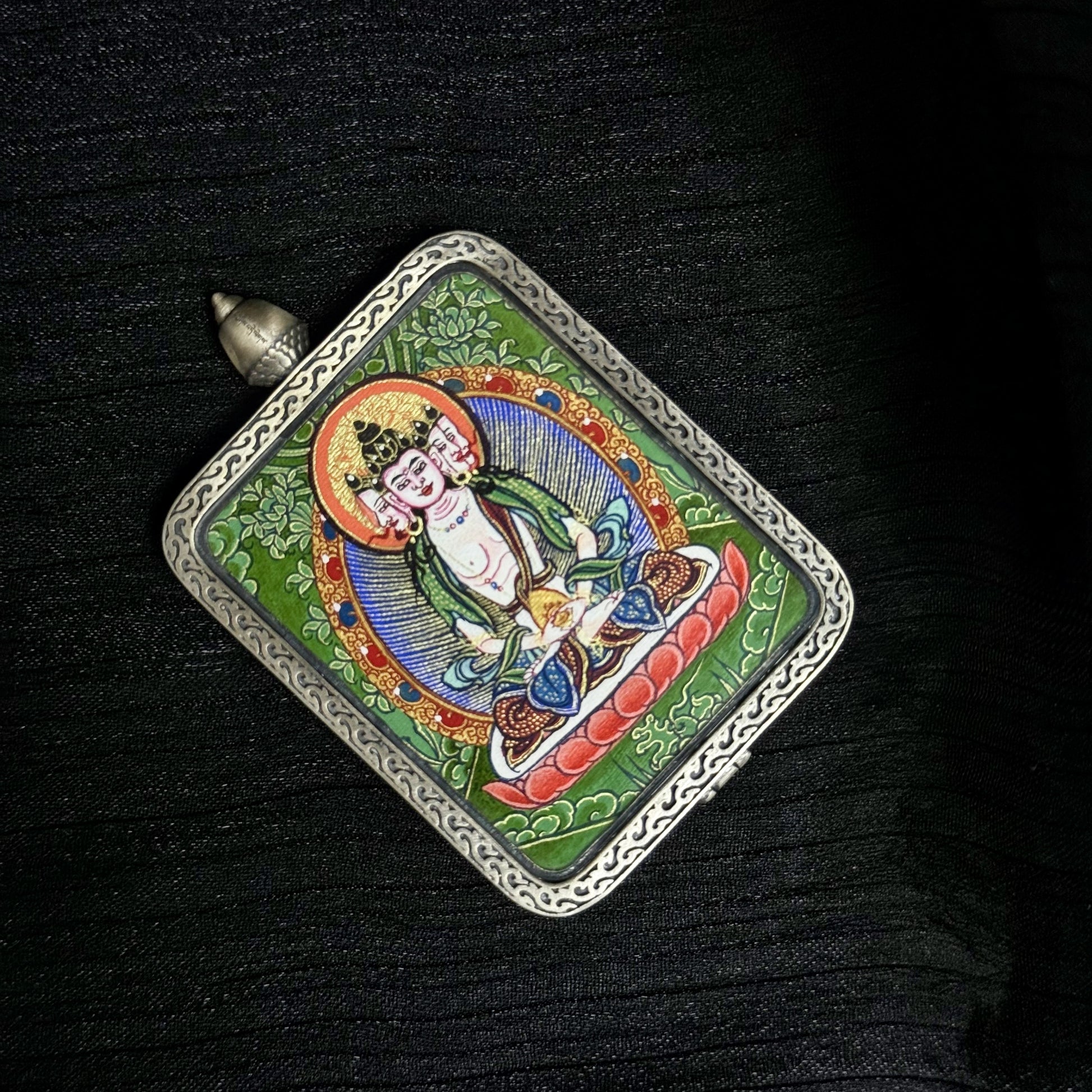  Detailed view of the presentation and casing for the Vairocana Cuiying Thangka pendant, symbolising illumination and tradition in Buddhist practice.
