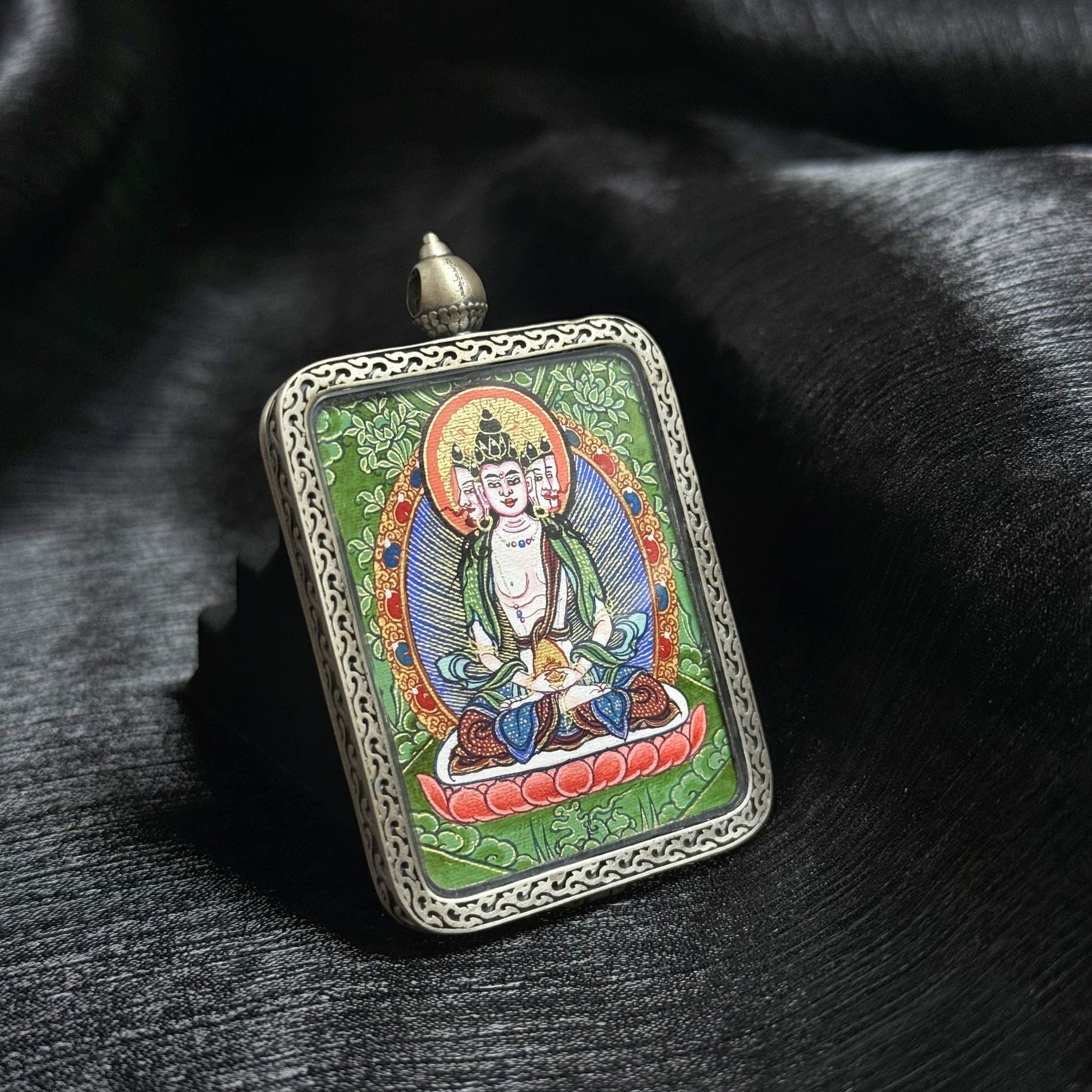  The Rekong Cuiying Vairocana Thangka pendant displayed as a sacred amulet for illumination and wisdom, embodying Buddhist tradition.
