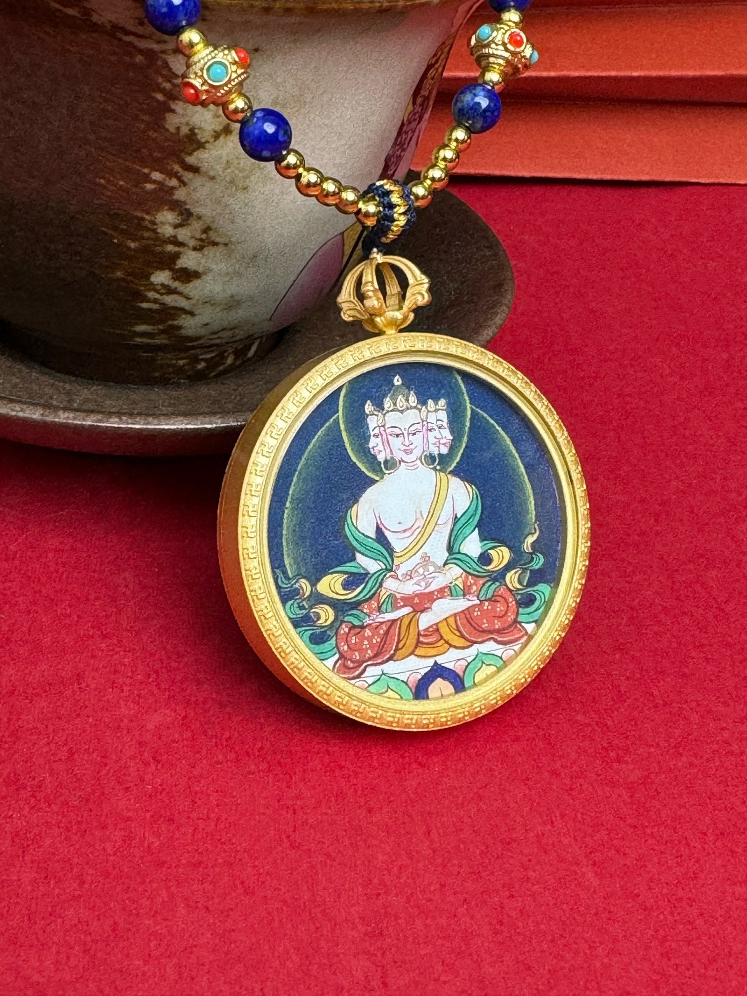  Detailed view of the refined copper casing for the Vairocana Thangka pendant, symbolising wisdom and tradition in Buddhist practice.
