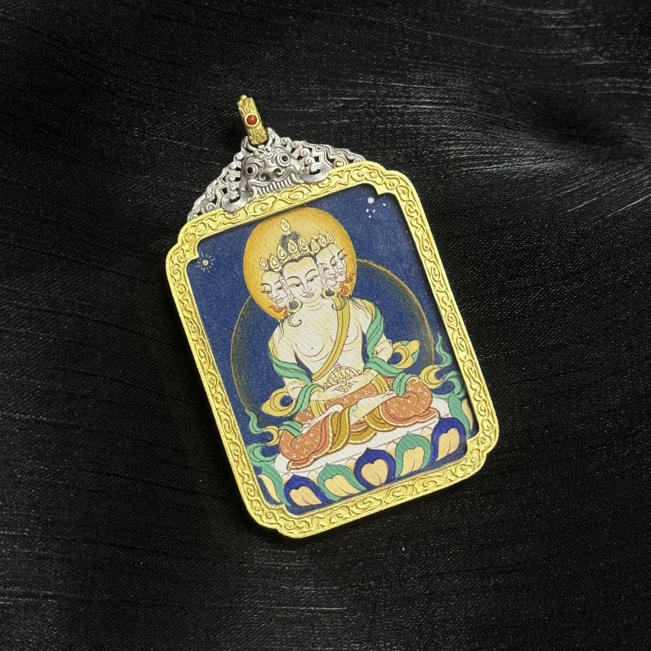 Detailed view of the silver-tone casing for the Vairochana Thangka pendant, symbolising protection and elegance in Tibetan Buddhist tradition.

