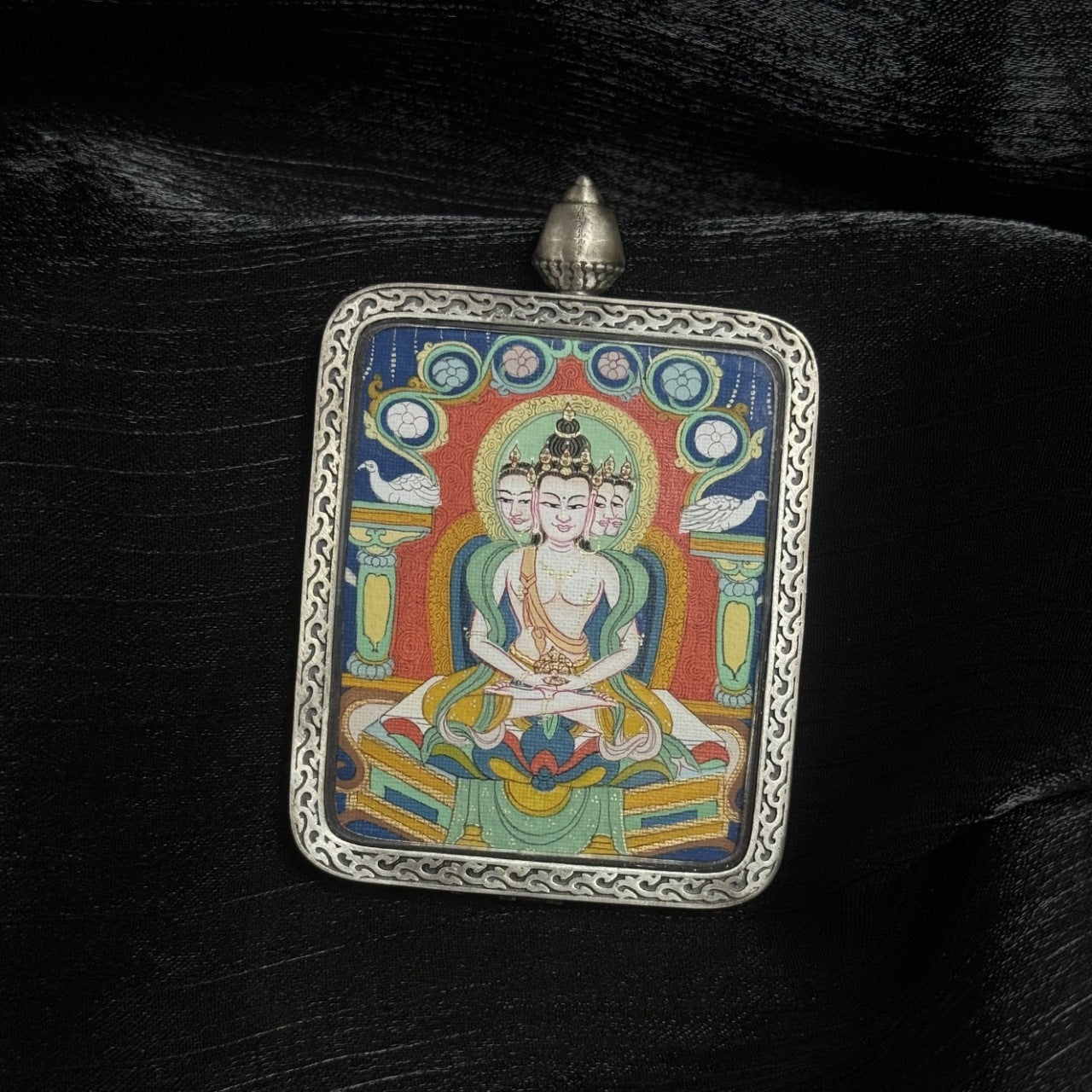  Detailed view of the 925 silver Dunhuang Nine-Colour Deer casing for the Vairochana Thangka pendant, symbolising protection and elegance in Tibetan Buddhist tradition.
