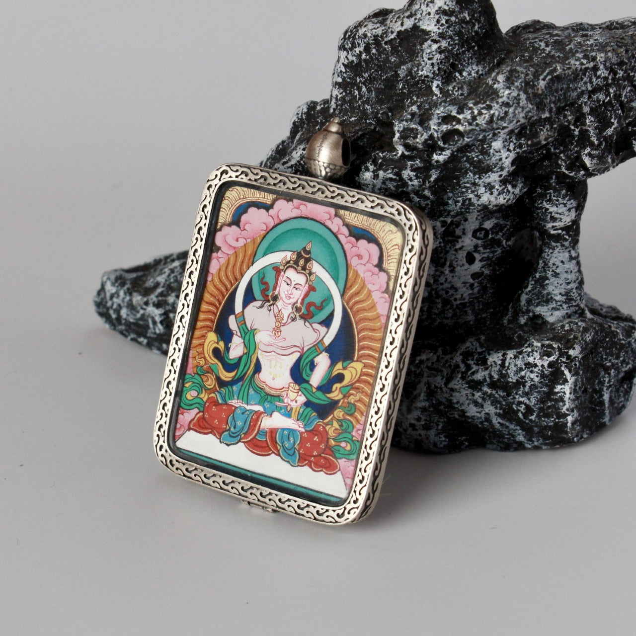  Detailed view of the titanium steel casing for the Vajrasattva Nepal Thangka pendant, symbolizing protection and elegance in Tibetan Buddhist tradition.
