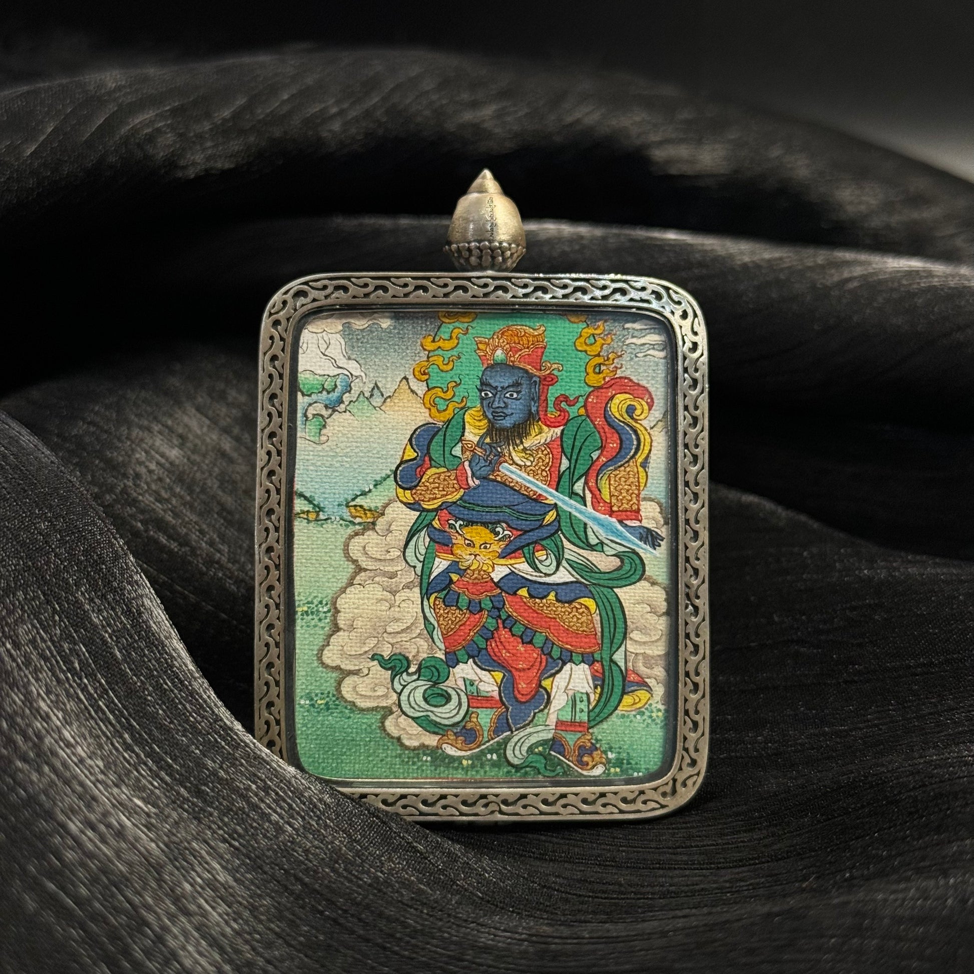 Detailed view of the presentation and casing for the Virudhaka Cuiying Thangka pendant.
