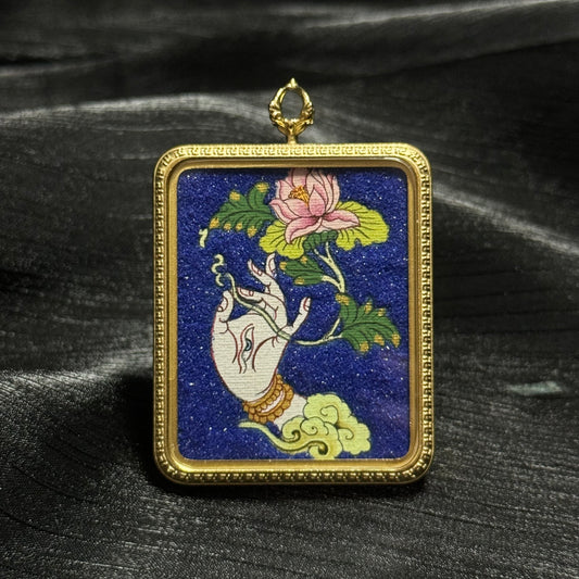 A 4x5cm hand-painted Nepal White Tara Buddha Hand Thangka pendant featuring the Buddha of Longevity and Rescue, representing longevity and blessing in Buddhist tradition.
