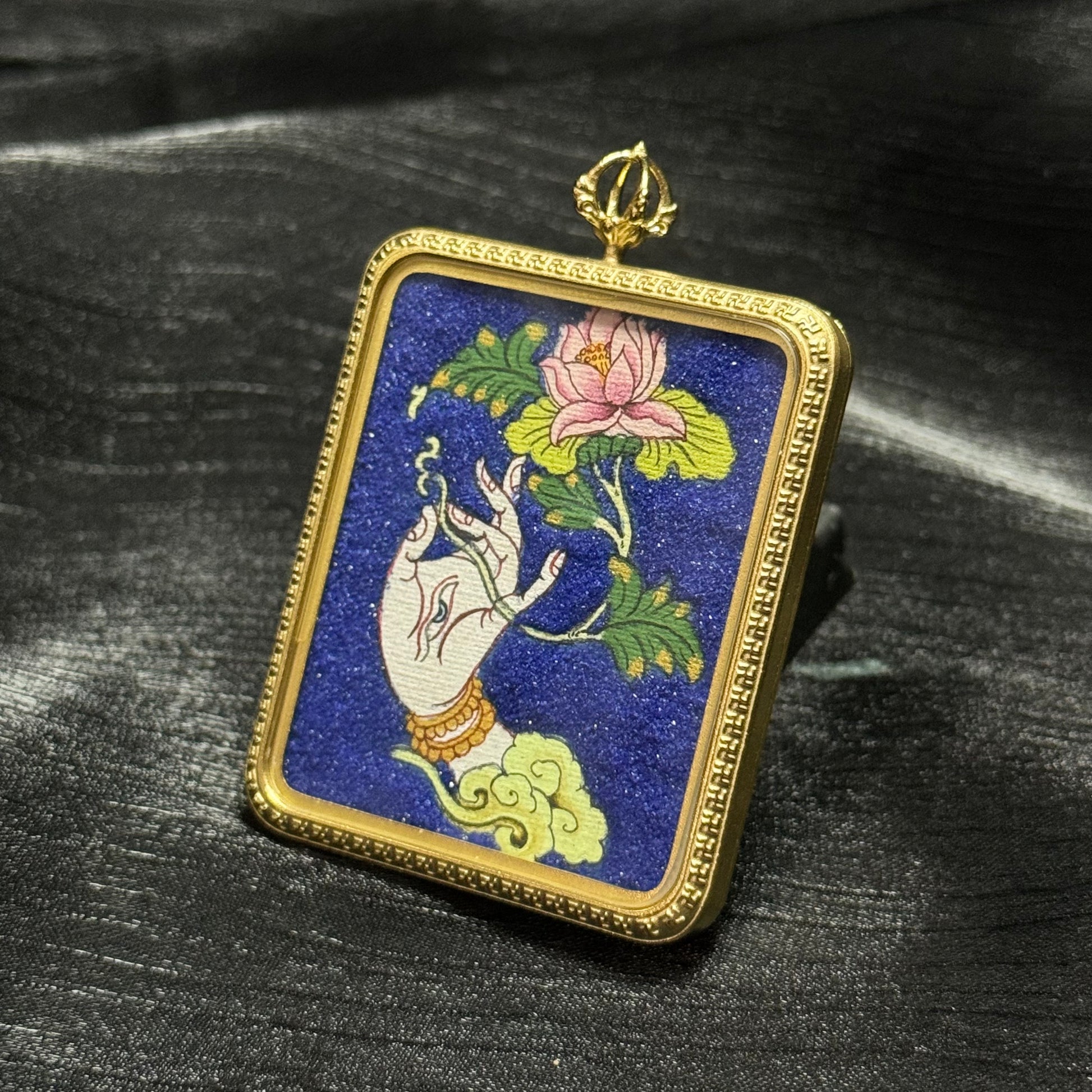 The Nepal White Tara Buddha Hand Thangka pendant displayed as a sacred amulet for longevity and blessing, embodying Buddhist tradition.
