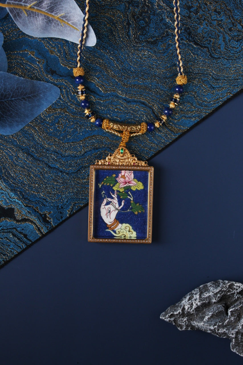  Detailed view of the titanium steel casing for the White Tara Buddha Hand Thangka pendant, symbolizing protection and elegance in Tibetan Buddhist tradition.
