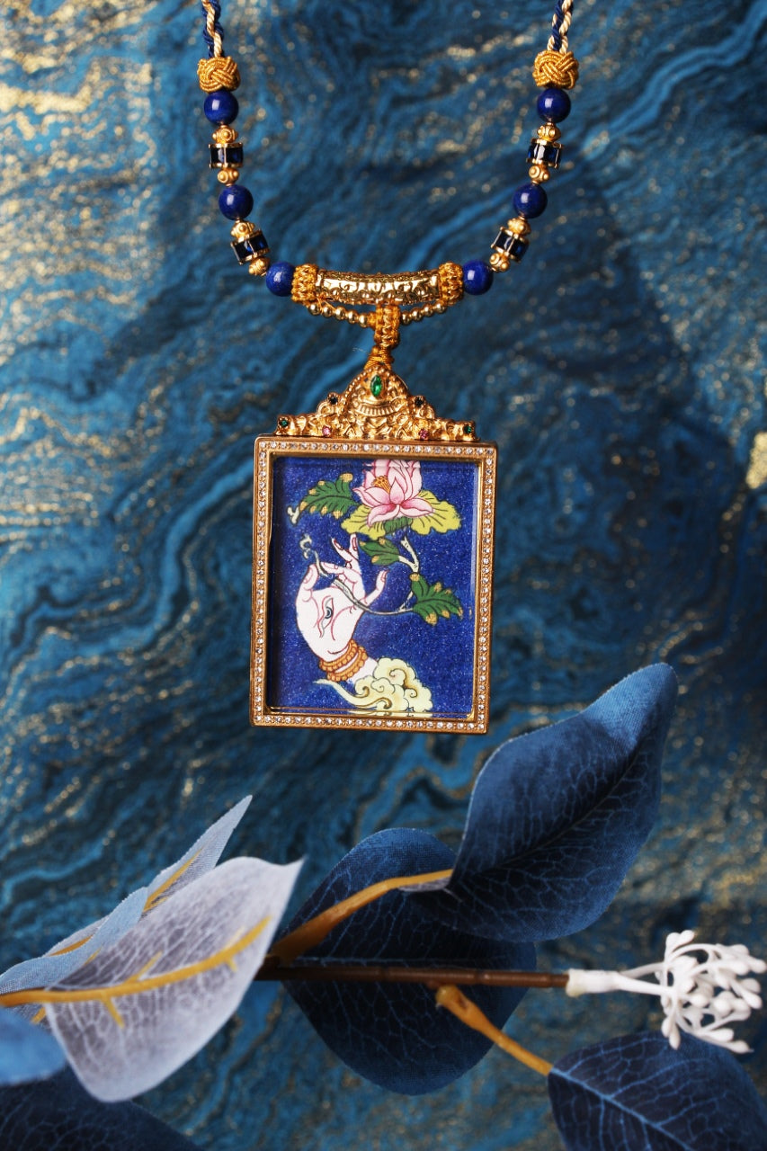  The White Tara Buddha Hand Thangka pendant displayed as a sacred amulet for longevity and compassion, embodying the healing wisdom of Tibetan Buddhist tradition.
