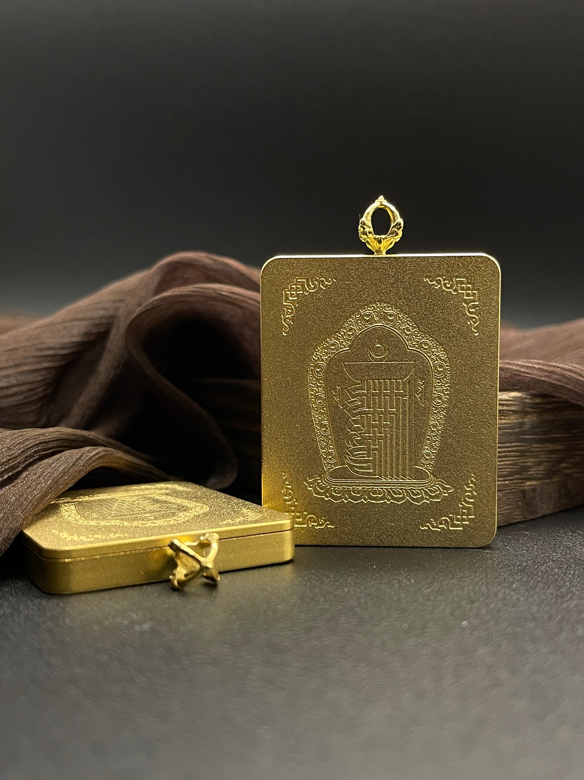  The Nepal White Tara Thangka pendant with titanium casing displayed as a sacred amulet for longevity, wealth, elegance and beauty, embodying Buddhist tradition.

