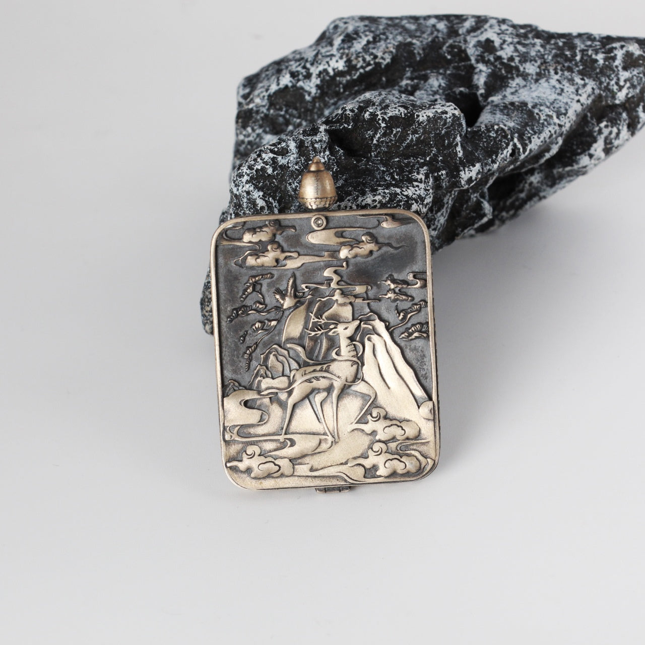  Detailed view of the titanium steel casing for the White Tara Thangka pendant, symbolizing protection and elegance in Tibetan Buddhist tradition.

