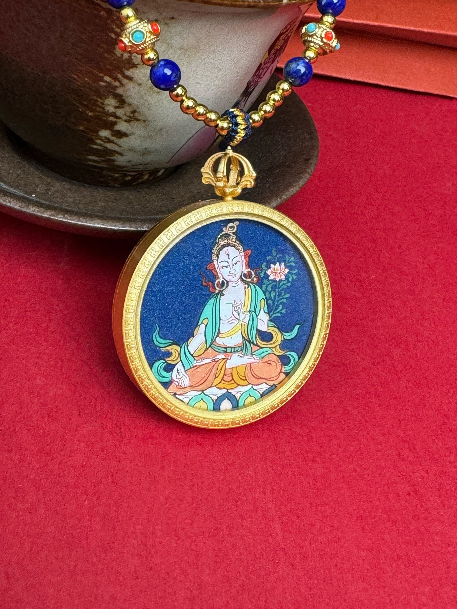  Detailed view of the refined copper casing for the White Tara Thangka pendant, symbolising compassion and tradition in Buddhist practice.

