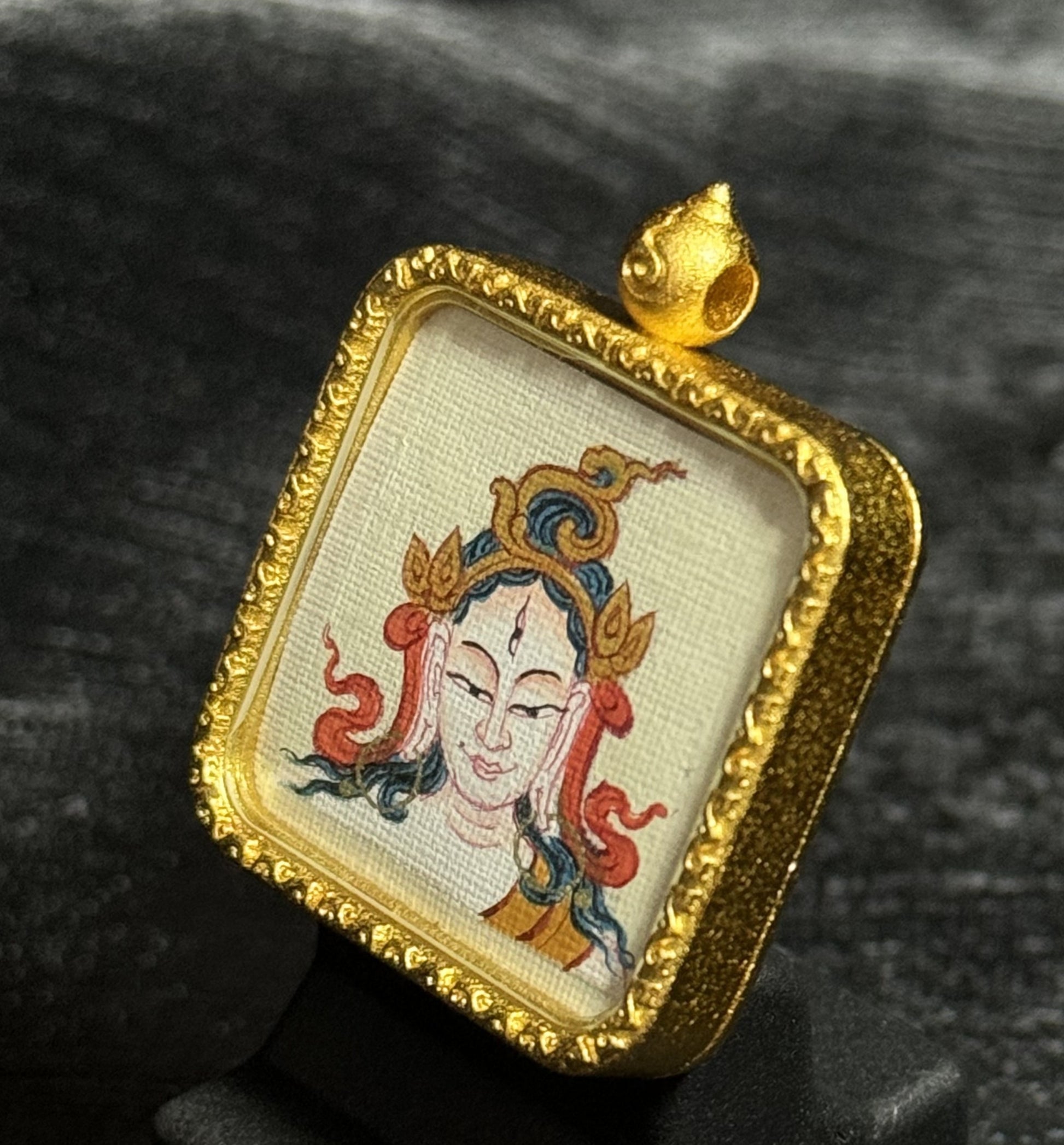 Detailed view of the 925 silver casing for the White Tara Thangka pendant, symbolising protection and tradition in Buddhist practice.

