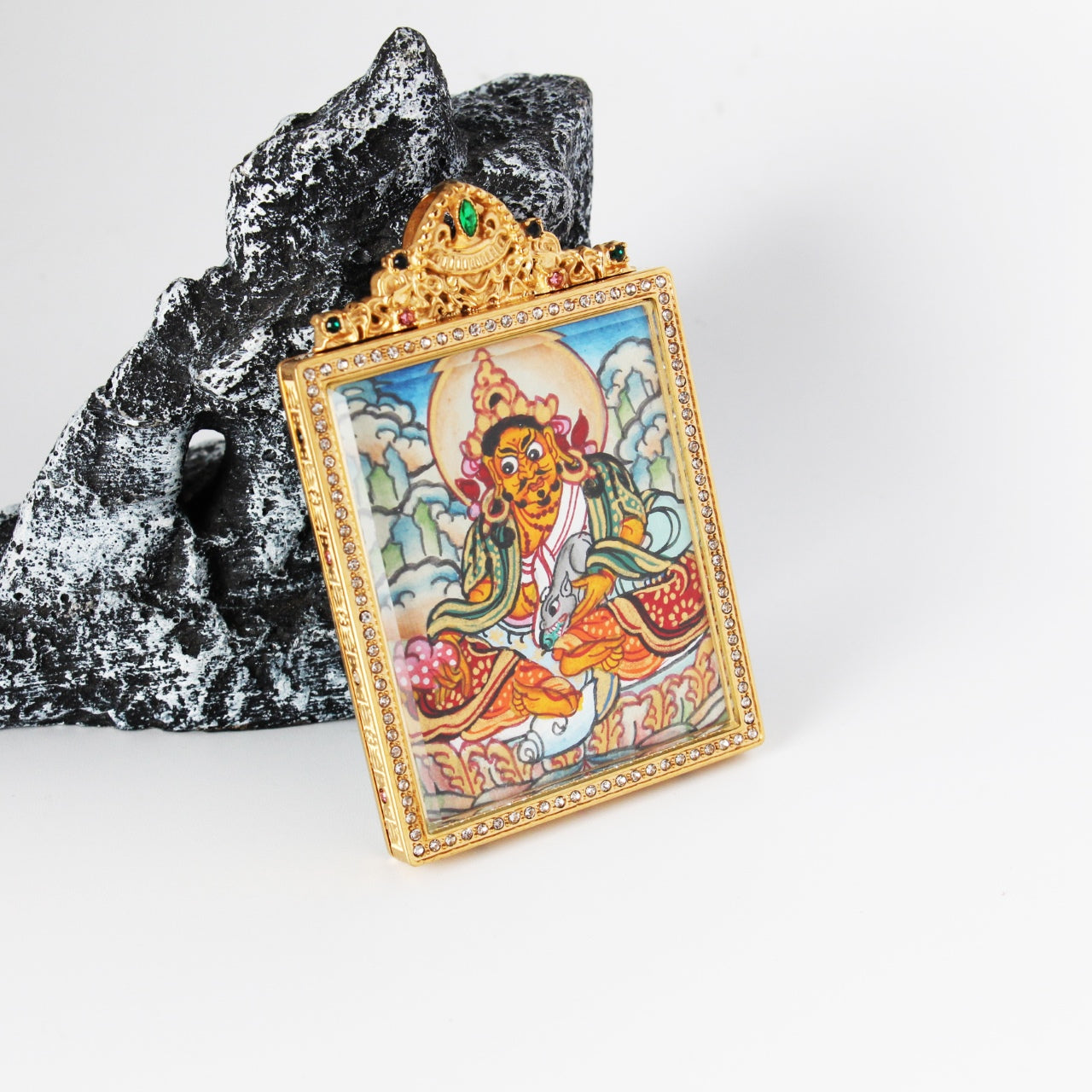 Detailed view of the titanium steel casing for the Yellow Jambhala Gardri Thangka pendant, symbolizing protection and elegance in Tibetan Buddhist tradition.
