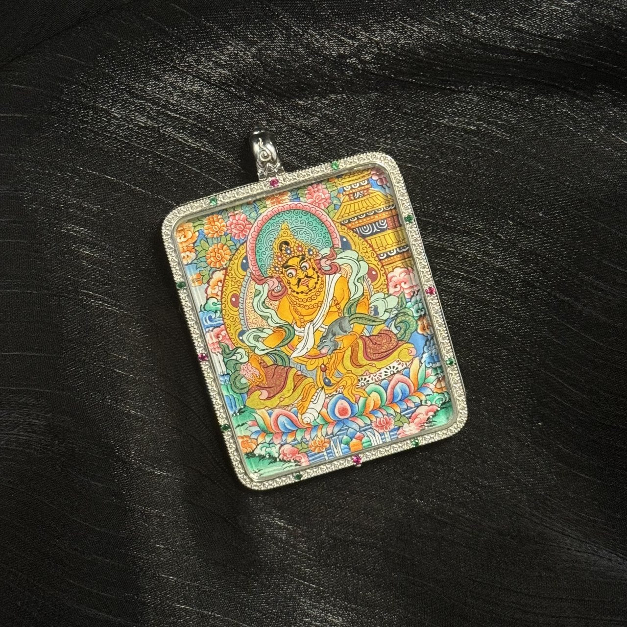  Detailed view of the protective casing with dual-sided card holder for the Yellow Jambhala Thangka pendant, symbolising protection and versatility in Buddhist tradition.
