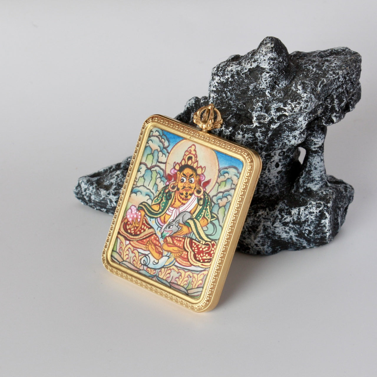 Detailed view of the titanium steel casing for the Yellow Jambhala Thangka pendant, symbolizing protection and elegance in Tibetan Buddhist tradition.
