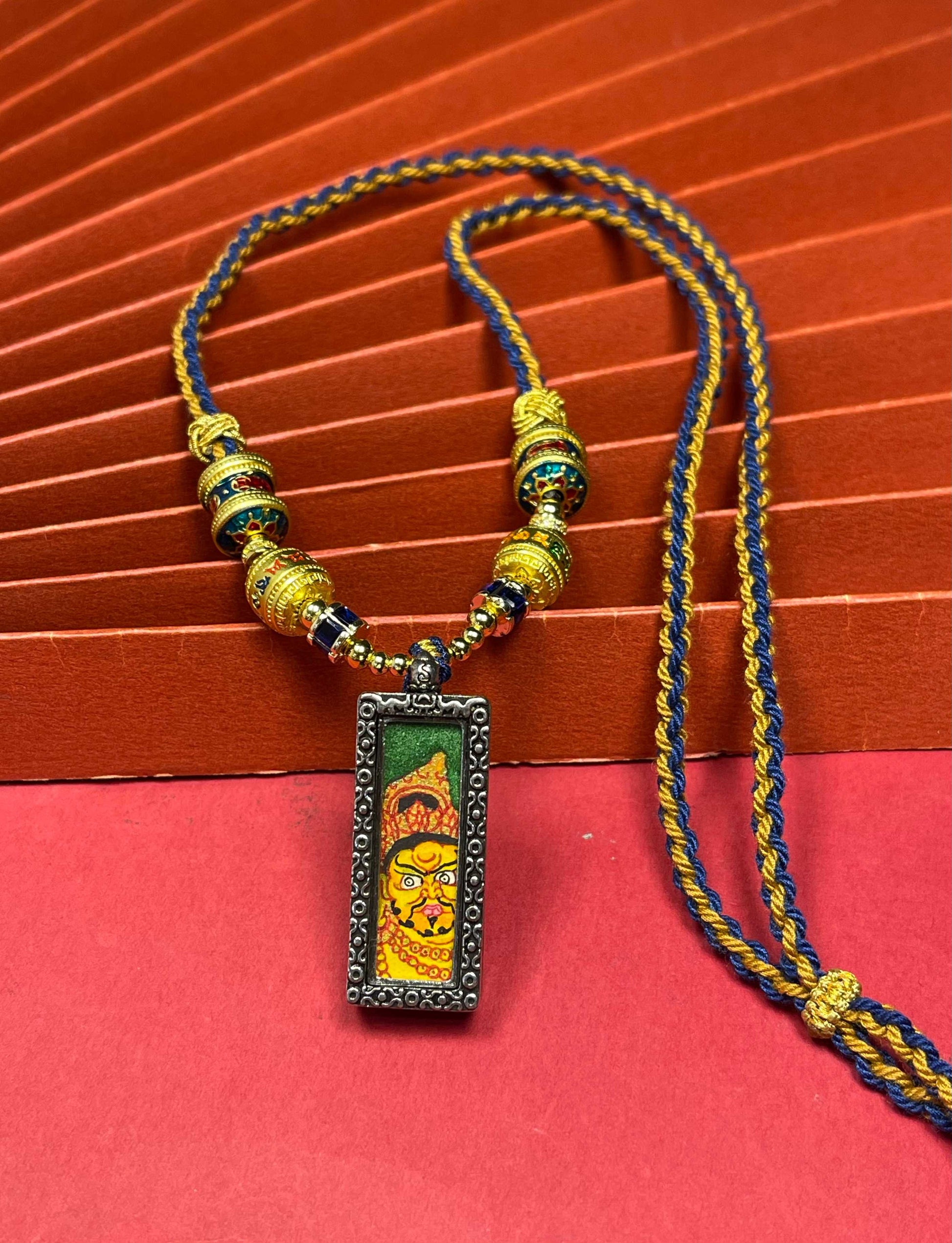  Detailed view of the silver copper casing for the Yellow Jambhala Thangka pendant, symbolising wealth and tradition in Buddhist practice.
