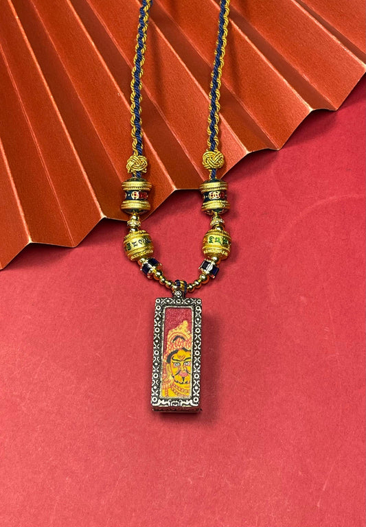  Detailed view of the silver copper casing for the Yellow Jambhala Thangka pendant, symbolising wealth and tradition in Buddhist practice.

