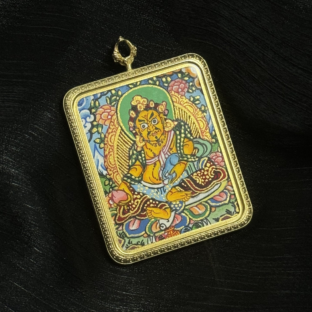  Detailed view of the titanium steel casing for the Yellow Jambhala Thangka pendant, symbolising protection and durability in Buddhist tradition.
