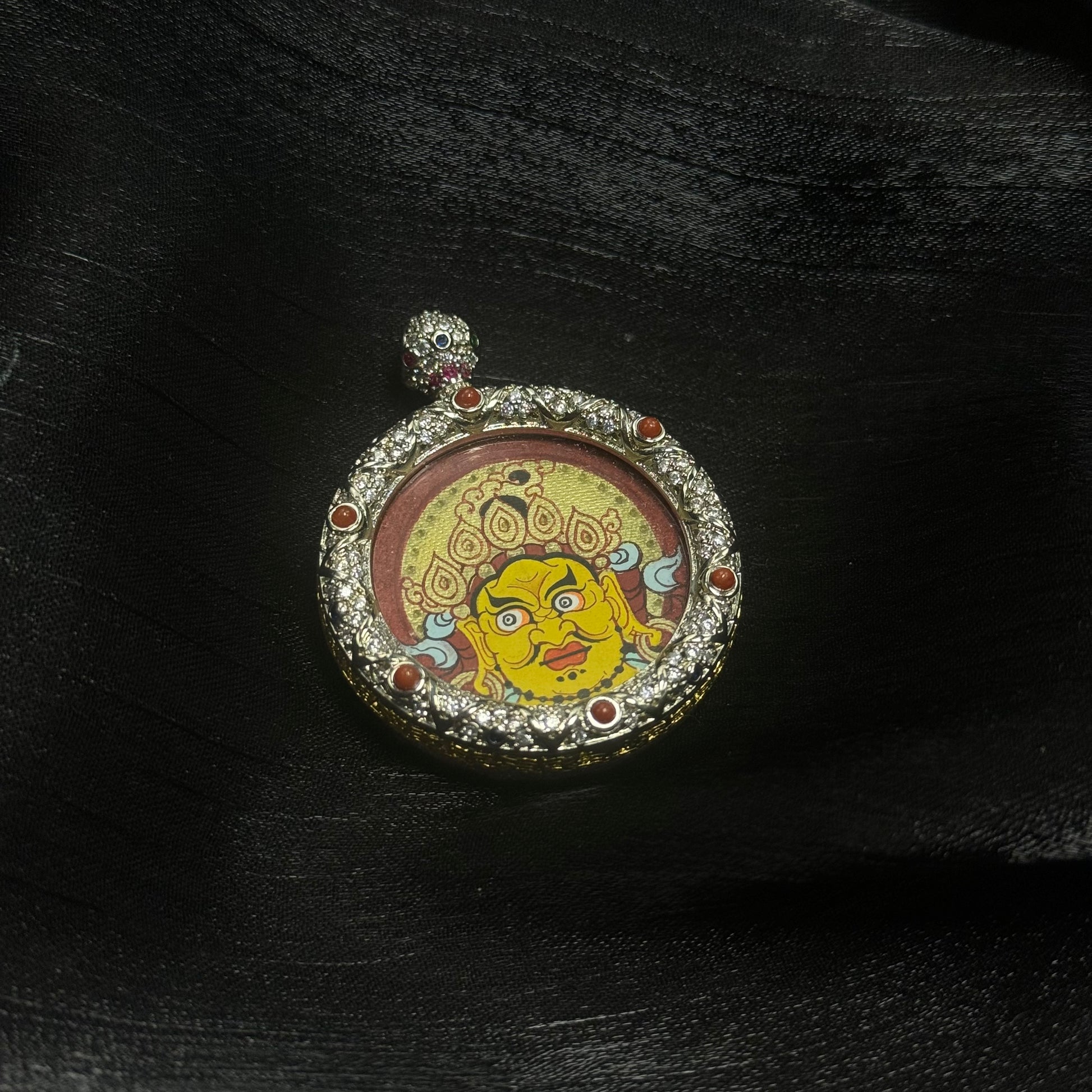  Detailed view of the jewellery copper casing for the Yellow Jambhala Buddha Head Thangka pendant, symbolising protection and tradition in Buddhist practice.
