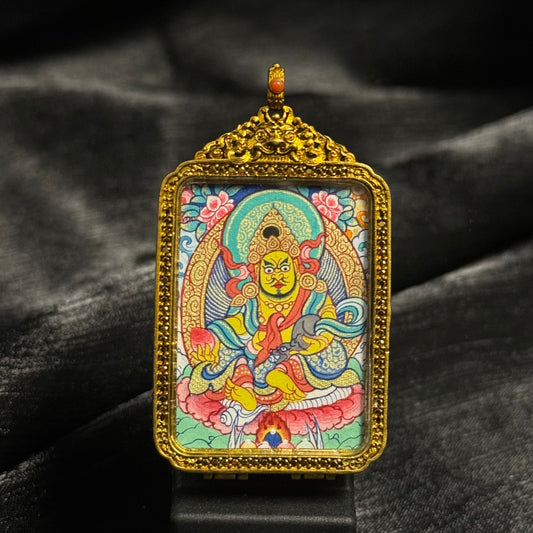  A 2.5x3.5cm hand-painted Rekong Yellow Jambhala Thangka pendant featuring the head of the Five Wealth Deities, representing wealth and blessing in Buddhist tradition.

