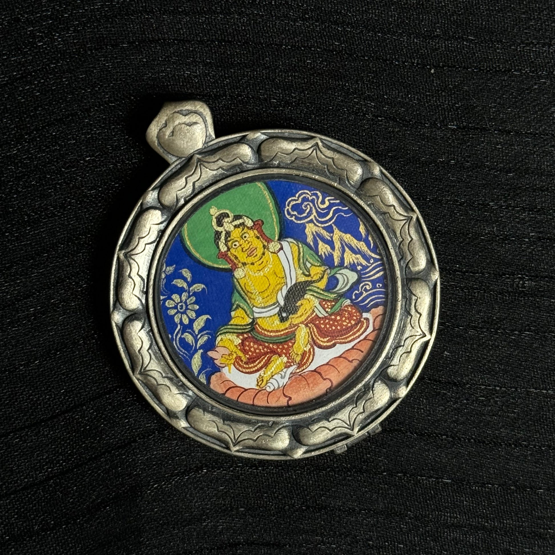  A 2.5x2.5cm hand-painted Rekong Yellow Jambhala Thangka pendant featuring the head of the Five Wealth Deities, representing wealth and blessing in Buddhist tradition.

