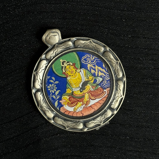  A 2.5x2.5cm hand-painted Rekong Yellow Jambhala Thangka pendant featuring the head of the Five Wealth Deities, representing wealth and blessing in Buddhist tradition.

