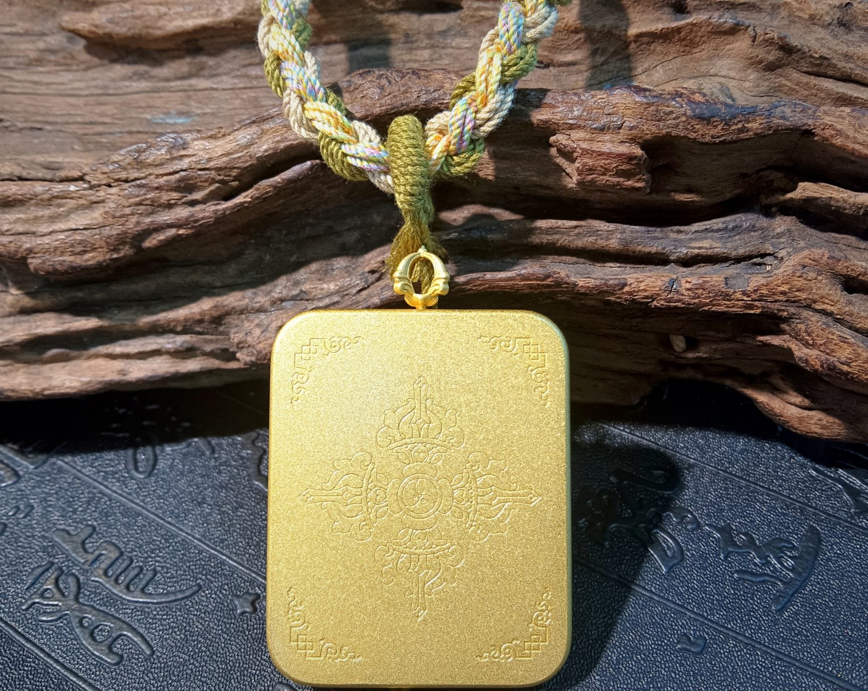 Frosted copper casing (磨砂铜壳) and glass-bead hand-woven cord (琉璃手工编织绳) for the Yellow Jambhala 3.5x4.5cm pendant, Rekong necklace edition.

