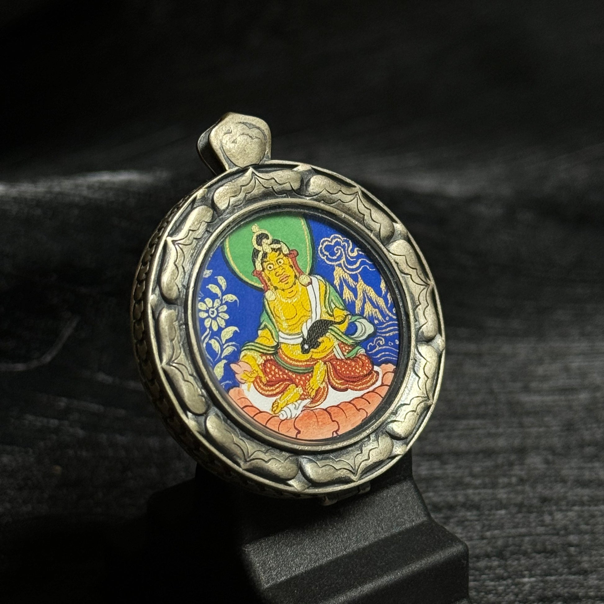 Detailed view of the 925 silver casing for the Yellow Jambhala Thangka pendant, symbolising protection and tradition in Buddhist practice.

