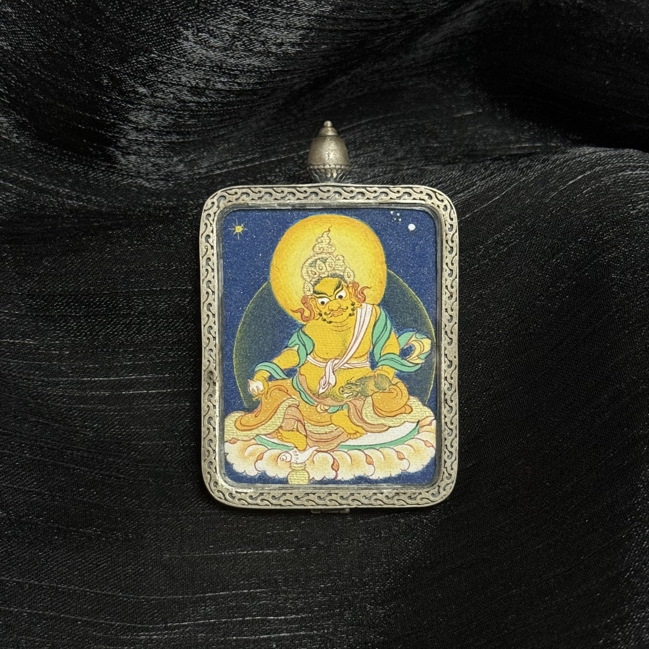  Detailed view of the Dunhuang Nine-Colour Deer silver casing for the Yellow Jambhala Thangka pendant, symbolizing protection and elegance in Tibetan Buddhist tradition.
