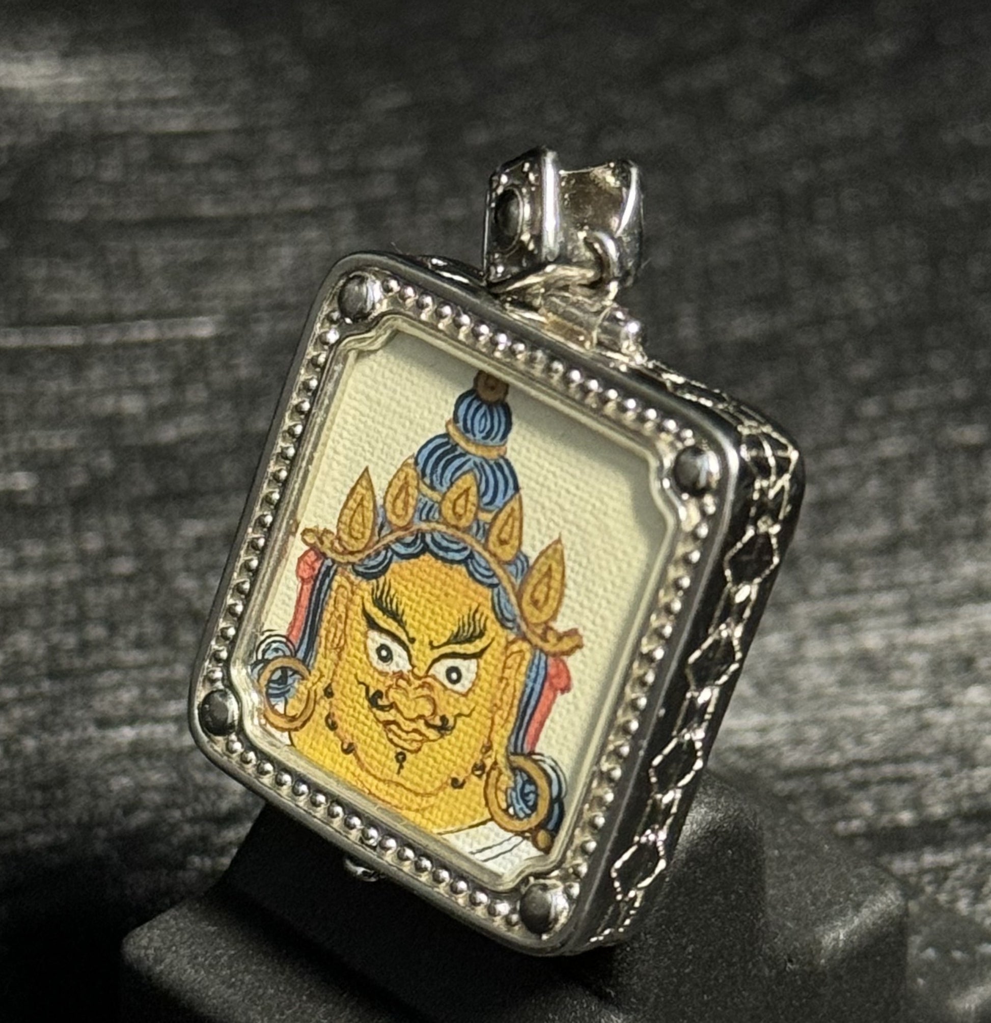  Detailed view of the protective casing for the Yellow Jambhala Thangka pendant, symbolising protection and tradition in Buddhist practice.

