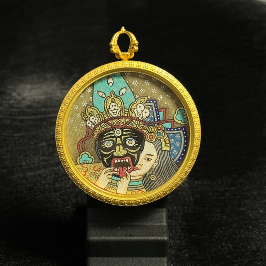  A 3.5x3.5cm hand-painted Rekong Zaki Lhamo Past Life Thangka pendant featuring the female wealth deity, representing wealth and blessing in Buddhist tradition.
