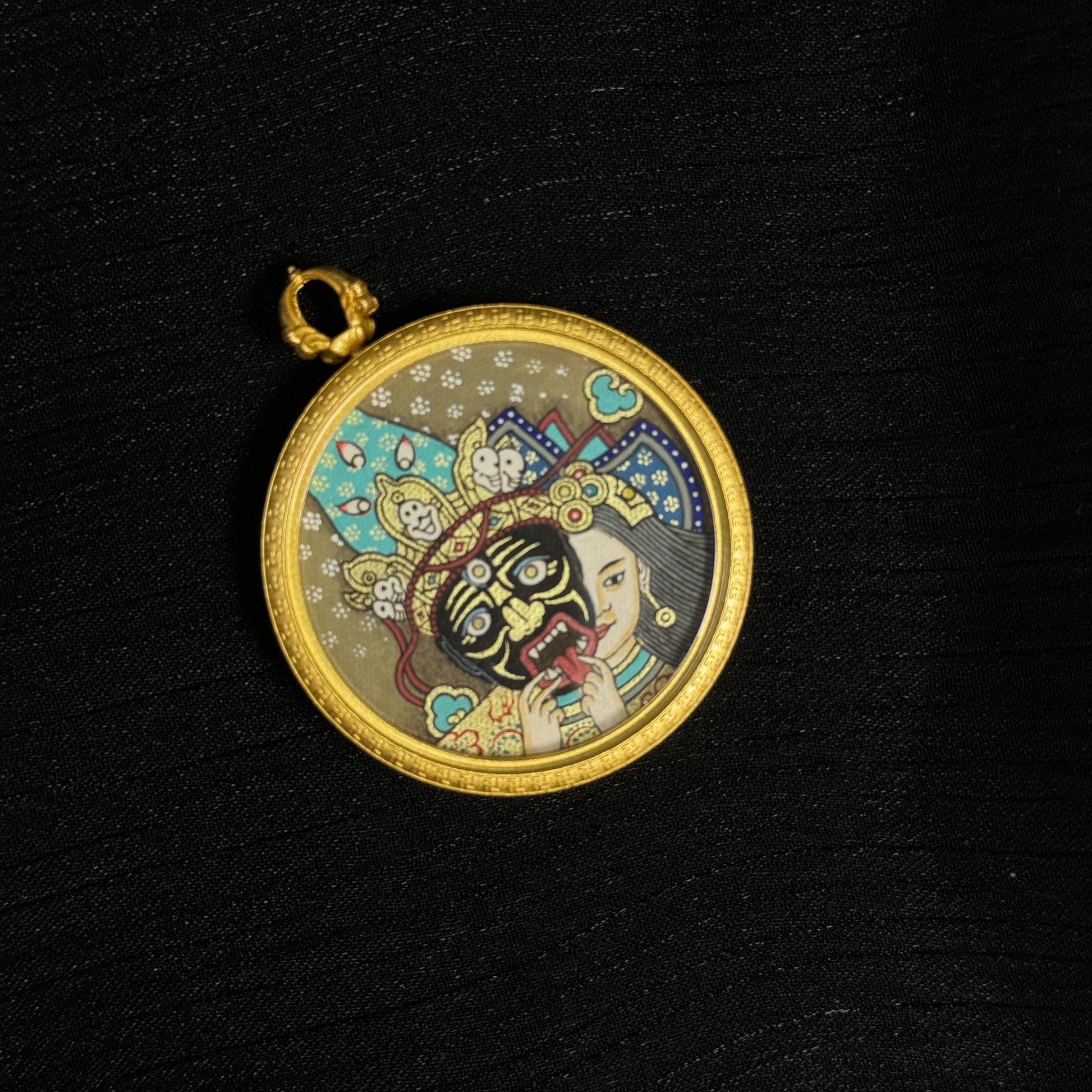  Detailed view of the protective casing for the Zaki Lhamo Past Life Thangka pendant, symbolising protection and tradition in Buddhist practice.

