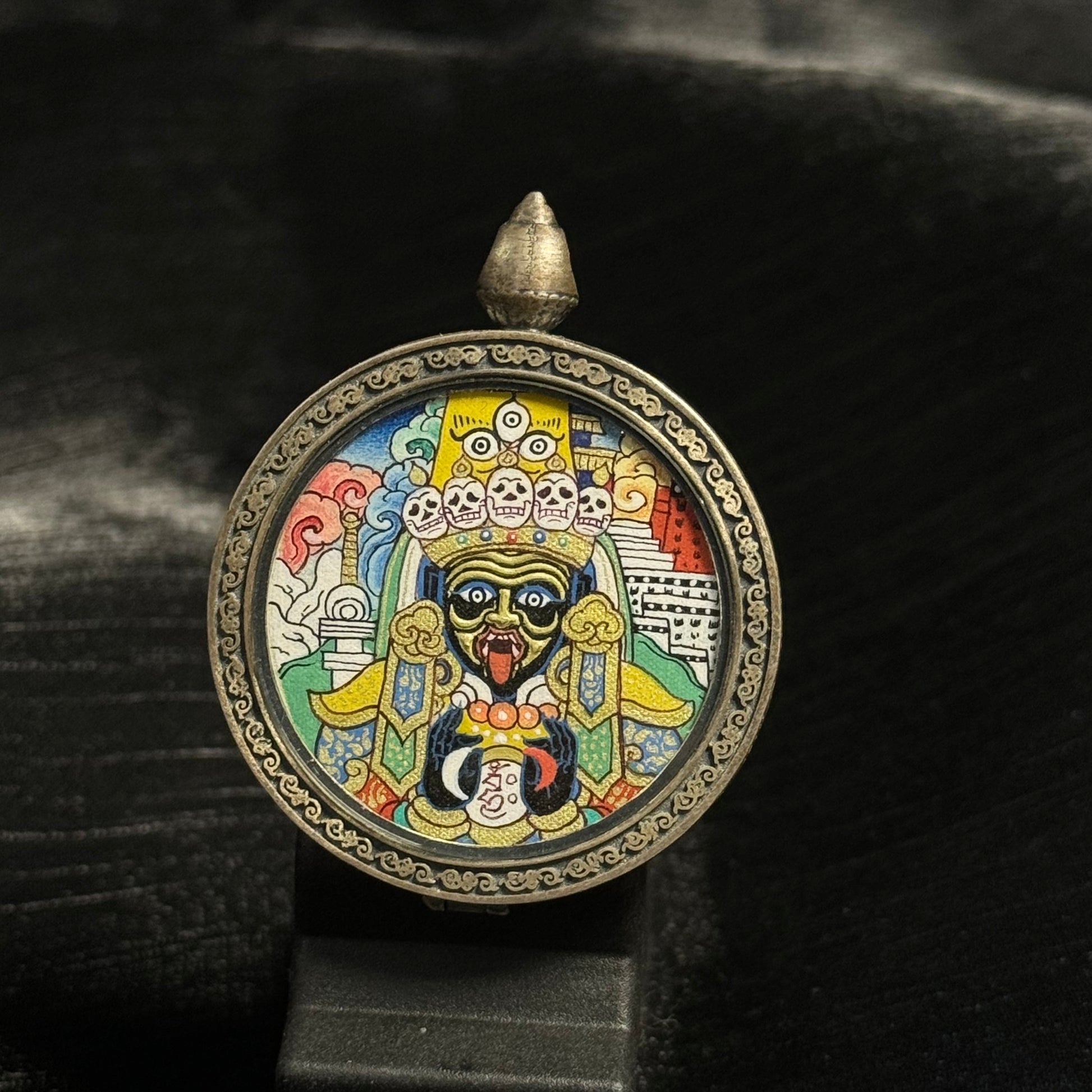  A 3.5x3.5cm hand-painted Rekong Zaki Lhamo with Potala Palace Thangka pendant featuring the female wealth deity and sacred Lhasa landmark, representing wealth and blessing in Buddhist tradition.
