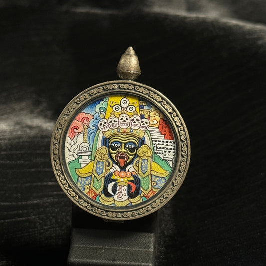  A 3.5x3.5cm hand-painted Rekong Zaki Lhamo with Potala Palace Thangka pendant featuring the female wealth deity and sacred Lhasa landmark, representing wealth and blessing in Buddhist tradition.

