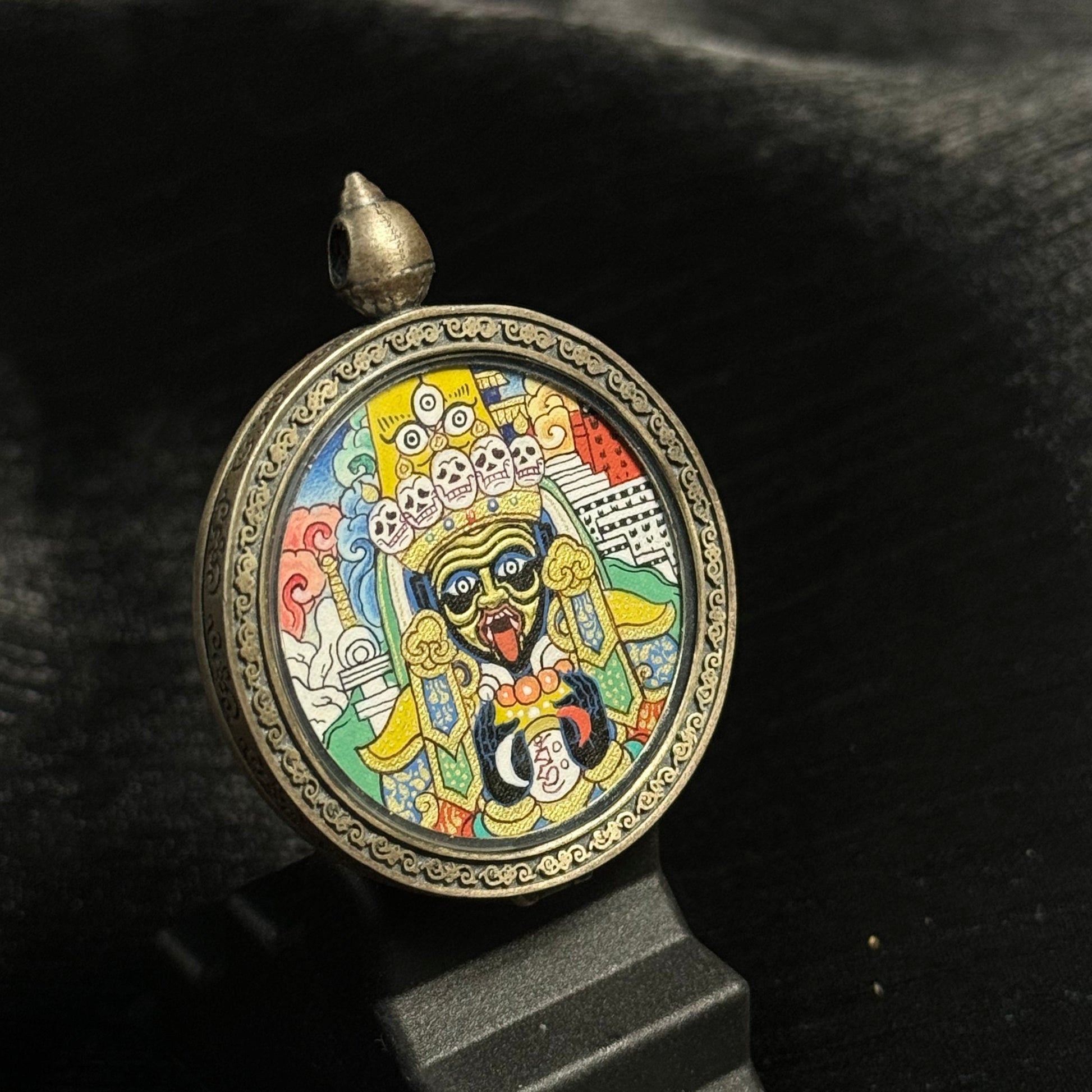 Detailed view of the protective casing for the Zaki Lhamo Potala Thangka pendant, symbolising protection and tradition in Buddhist practice.

