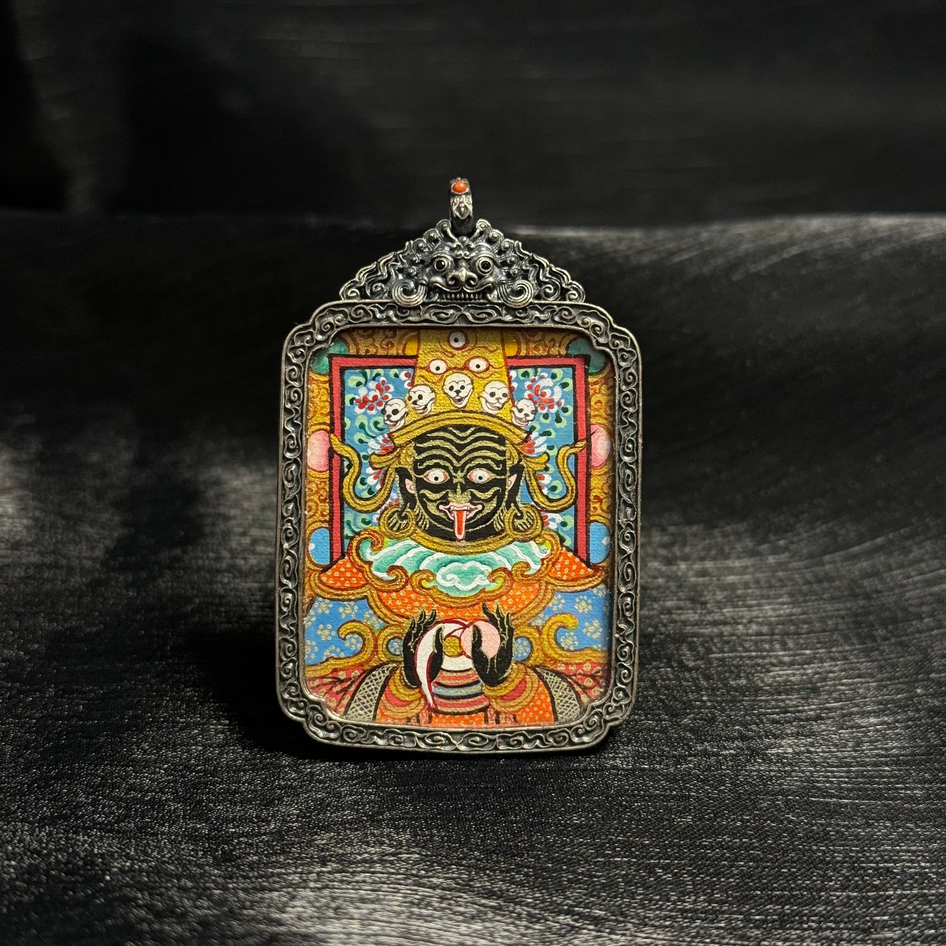  A 3.5x4.5cm hand-painted Rekong Zaki Lhamo Thangka pendant featuring the female wealth deity, representing wealth and fortune in Buddhist tradition.
