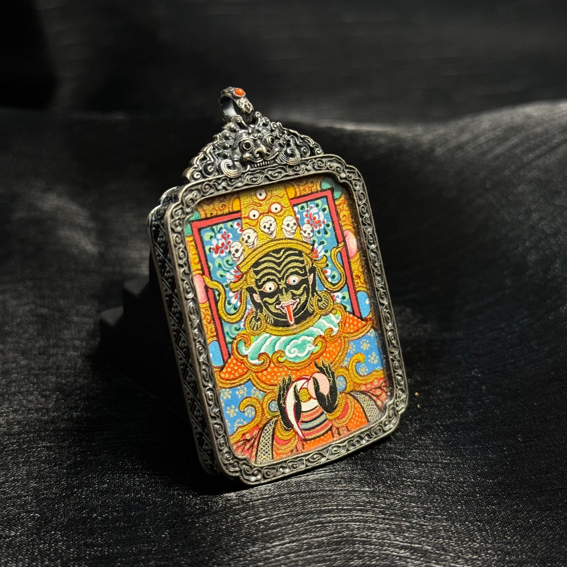  Detailed view of the protective casing for the Zaki Lhamo Thangka pendant, symbolising protection and tradition in Buddhist practice.
