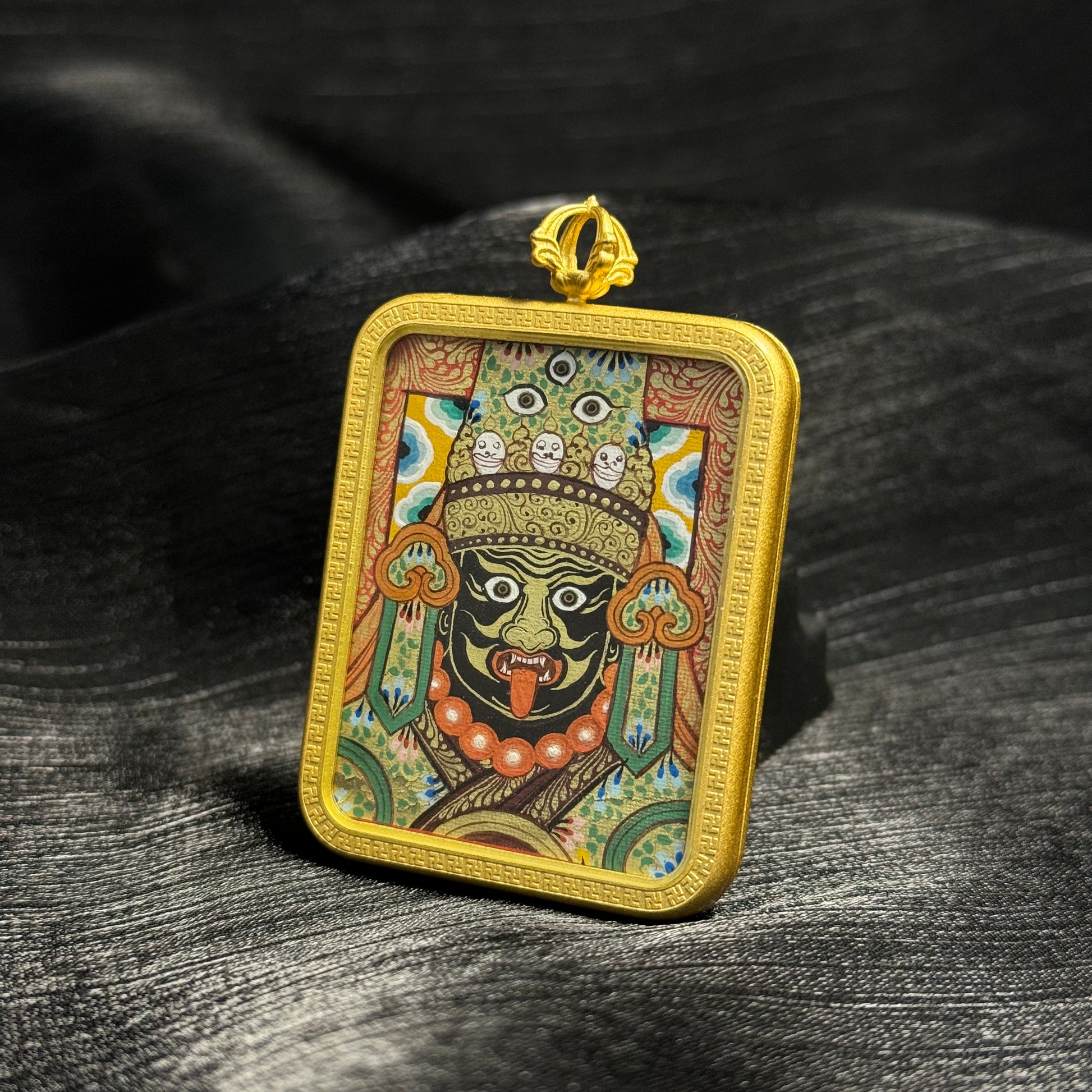 Detailed view of the protective casing for the Zaki Lhamo Thangka pendant, symbolising protection and tradition in Buddhist practice.
