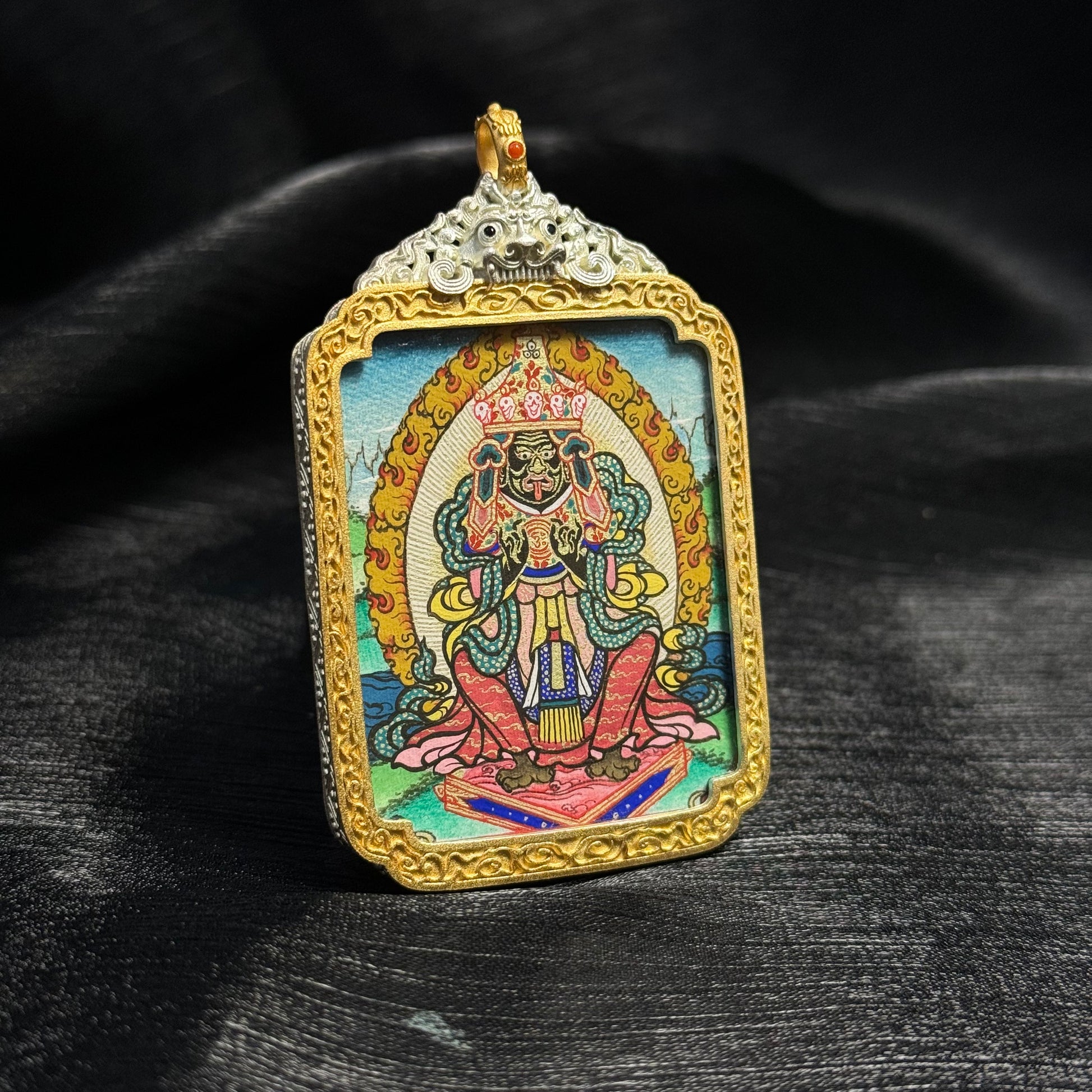 Detailed view of the protective casing for the Zaki Lhamo Rekong 4x5 premium Thangka pendant.

