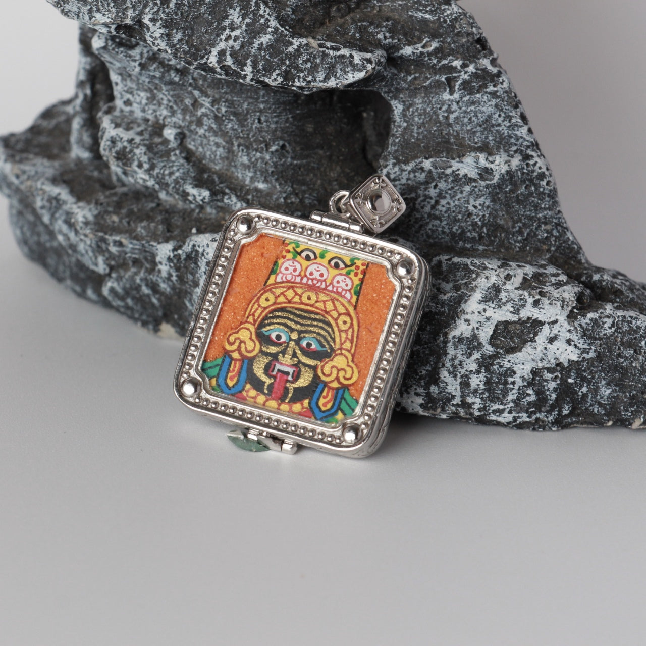  Hand-painted Nepal Rough Zhagilamu Thangka pendant with 925 silver plating, featuring the female wealth guardian of Lhasa, representing wealth and protection in Tibetan Buddhist tradition.
