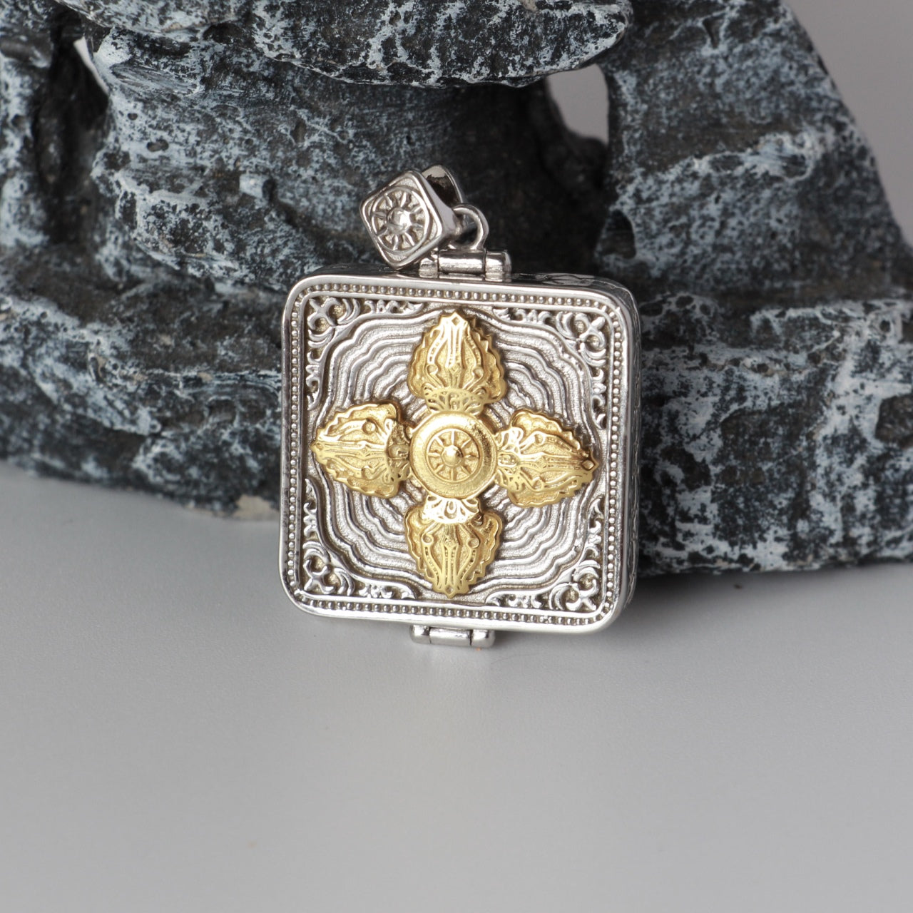 Detailed view of the 925 silver-plated casing for the Zhagilamu Thangka pendant, symbolizing protection and elegance in Tibetan Buddhist tradition.


