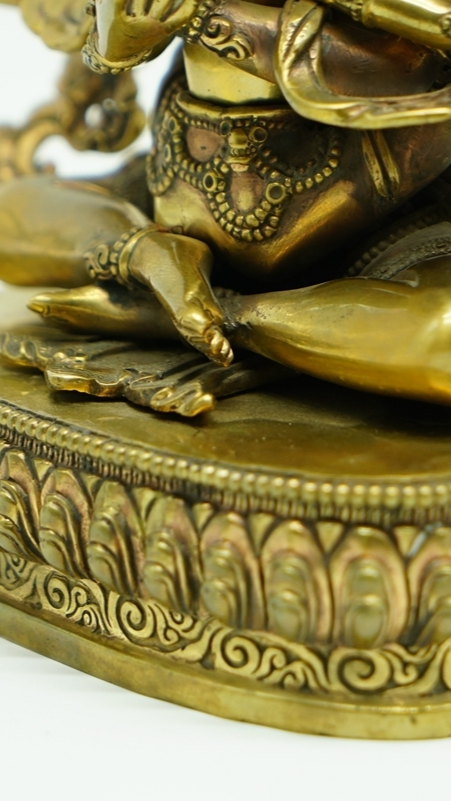Alt Text: "Tibetan Buddhist Dense Vajra Buddha Statue, gilded with gold and enhanced with mineral pigments, offering protection and spiritual guidance."
