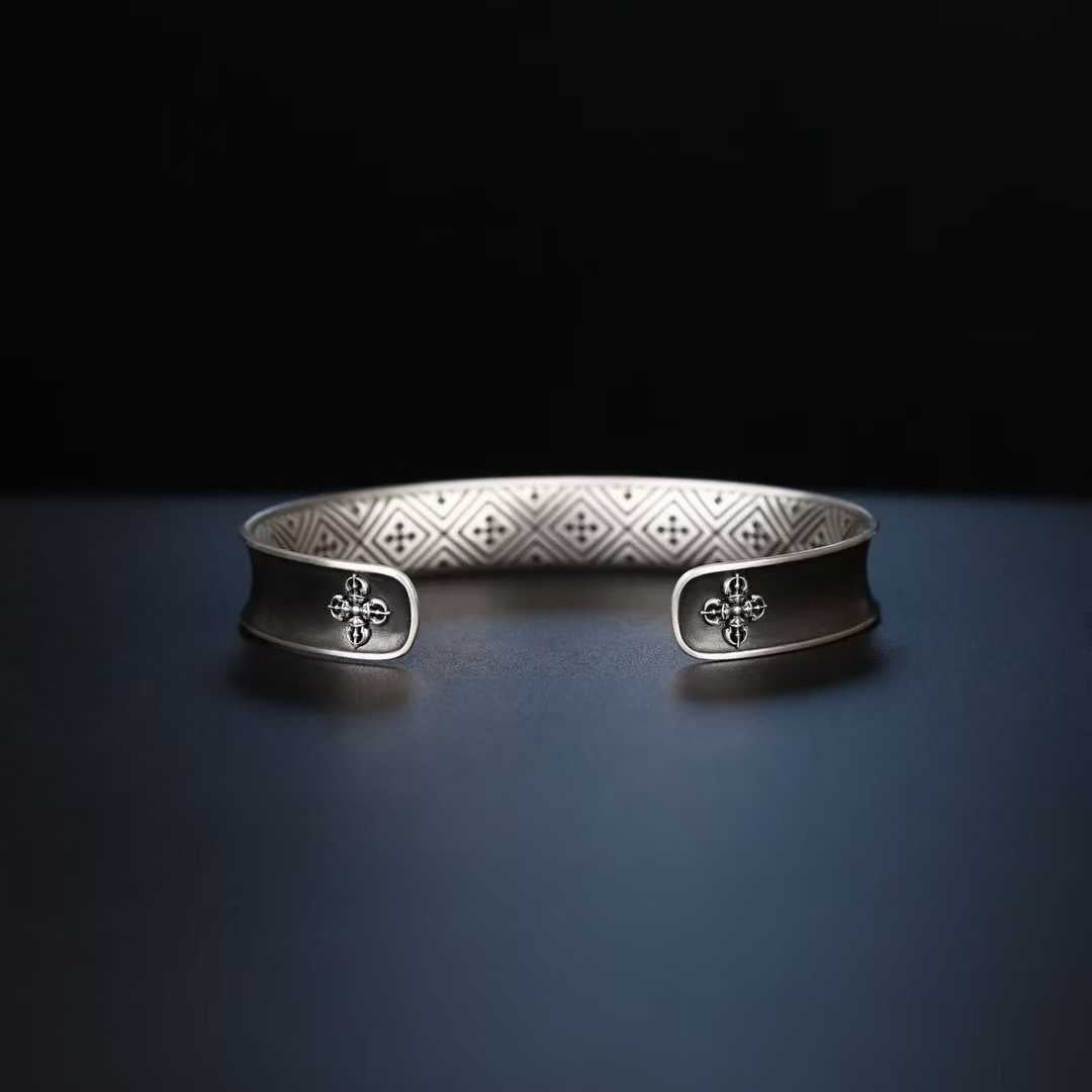 Artisan-made Everest bracelet crafted in pure gold and silver with precision inlay details.