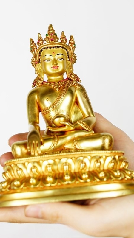 Alt Text: A handcrafted Tibetan Buddhist statue with gilded gold accents and mineral pigment detailing. It embodies nobility and solemnity, transmitting the wisdom and compassion of Buddhism.
