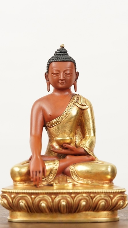 “Hand-painted gilded Shakyamuni Buddha statue, Tibetan Buddhist art sculpture made with traditional techniques.”