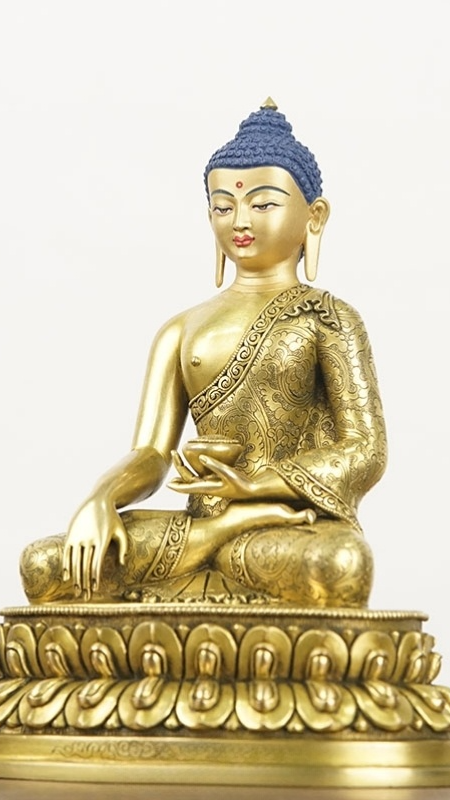 Pure gilt Shakyamuni Buddha statue, authentic Tibetan Buddhist statues, handpainted with mineral pigments, beautiful Buddha statue art.