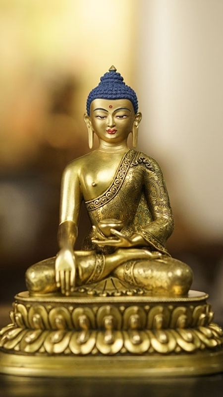 Tibetan Buddhist Shakyamuni Buddha statue, pure gilt finish with handmade mineral pigments, exquisite Buddha statue art for altar decoration.