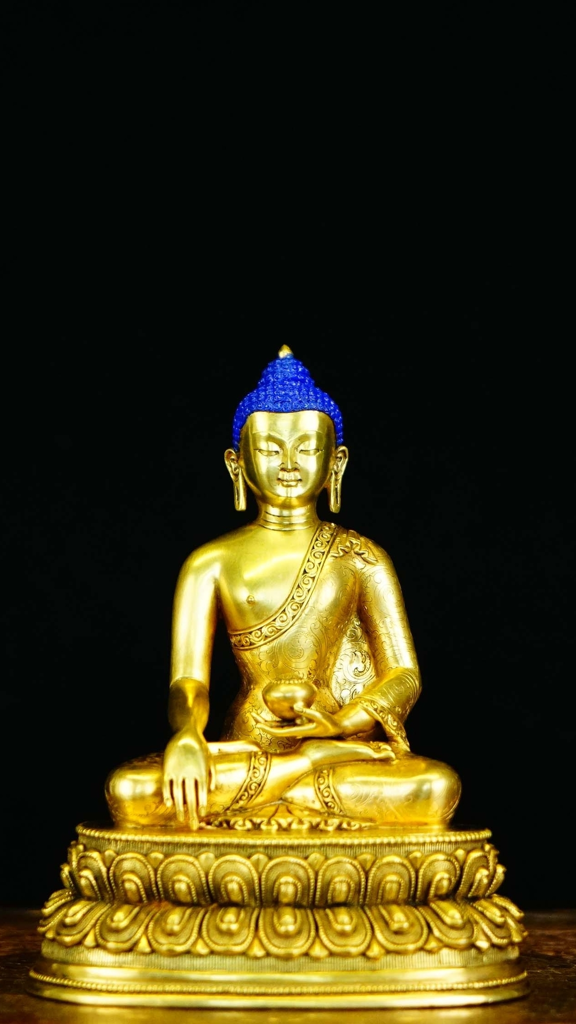  Shakyamuni Buddha statue pure gilt and mineral paint art, high quality Tibetan Buddhist statues and serene Buddha statue art.