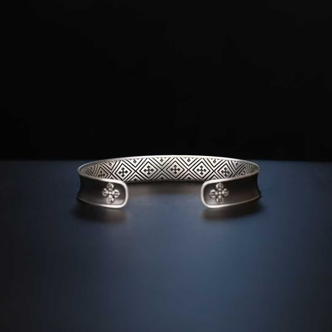 Tibetan Buddhist bracelet inspired by Everest, handcrafted with high-quality gold and silver.