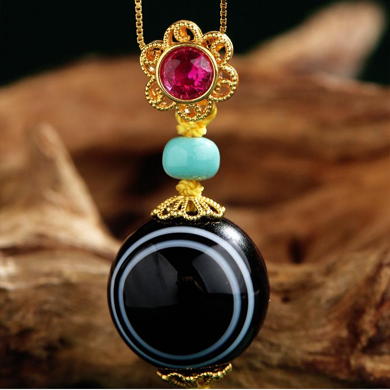 Handcrafted 18K gold filigree agate pendant reflecting Tibetan Buddhist jewelry craftsmanship.