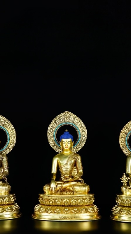 Alt text: Tibetan Buddhist Three Worlds Buddha Statue, meticulously handcrafted using mineral pigments and gold plating, perfect for collectors and spiritual seekers.